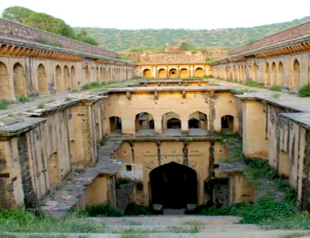 Stepwells of Neemarana, a tour from Delhi