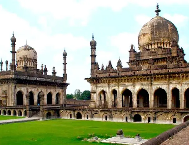 Half day tour of Golconda and Qutub Shahi tombs