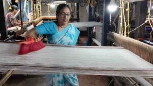 Udupi cotton weaver Talipady handloom orange blue warp thread woman Karnataka saree production