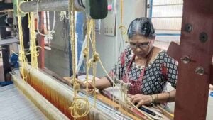 Udupi cotton weaver Talipady handloom loom sizing warp thread Karnataka woman weaver